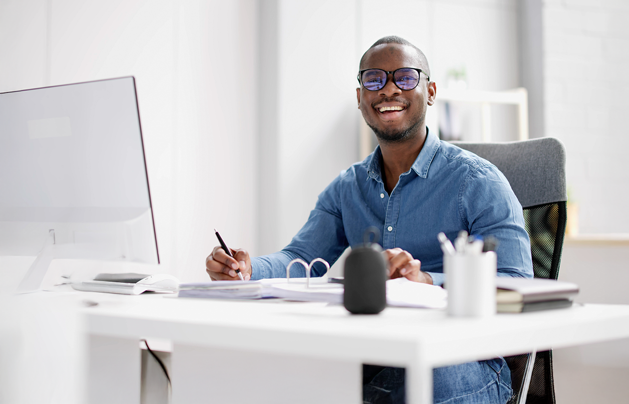 lifestyle-banner-man-working-at-desk.png