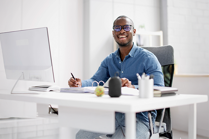 lifestyle-banner-man-working-at-desk.png